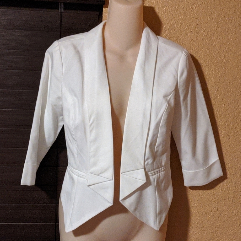 Short blazer. Ivory.